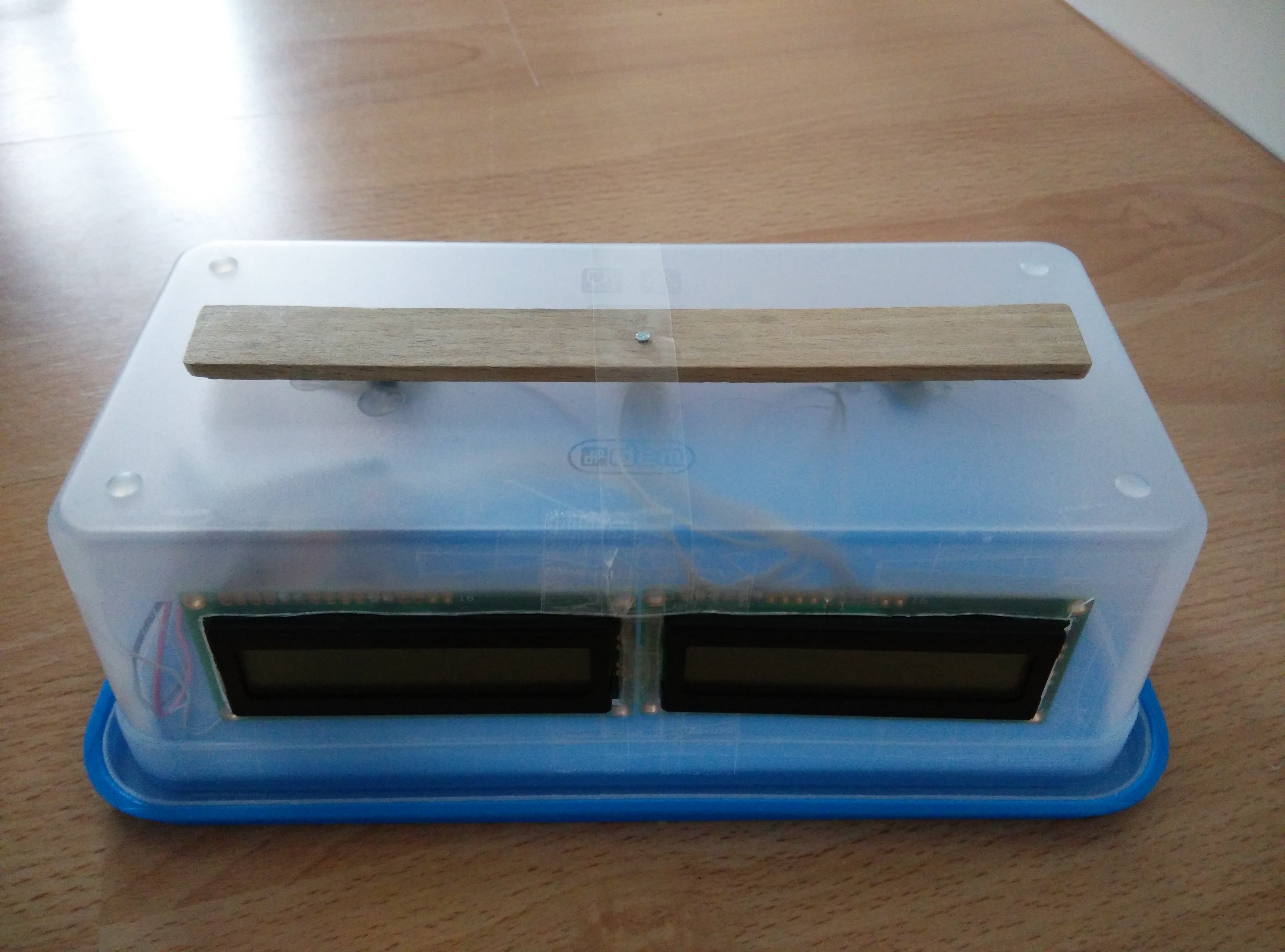 Im Gehäuse (in diesem Fall eine Gefrierdose aus einem Ein-Euro-Laden)