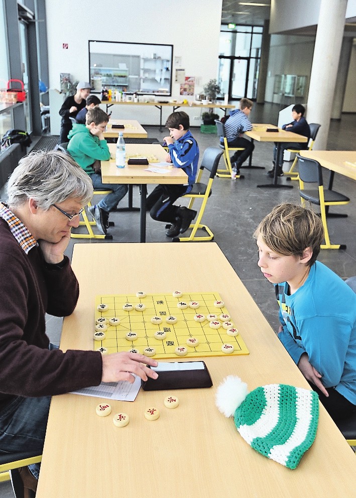 Konzentration ist gefragt: Ein chinesisches Schach-Turnier lieferten sich Schüler und Erwachsene am Phönix-Gymnasium.